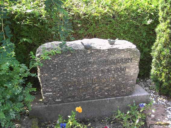 Billede af gravsten på Arnborg Kirkegård