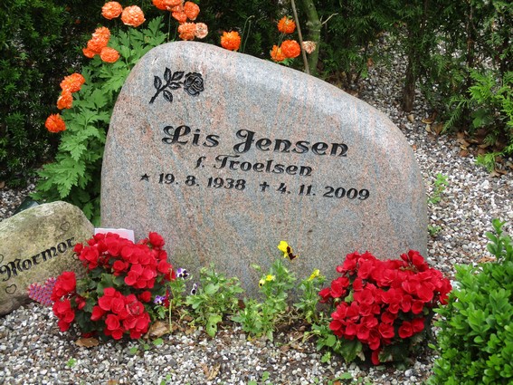 Billede af gravsten på Arnborg Kirkegård