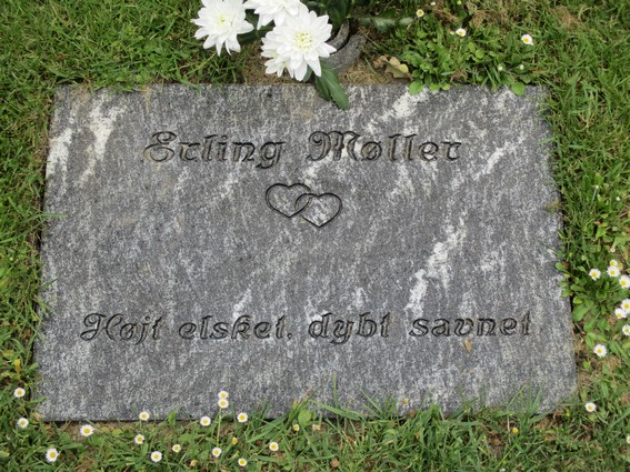 Billede af gravsten på Arnborg Kirkegård