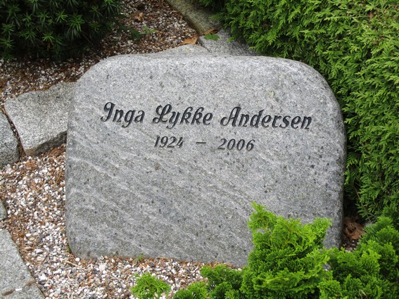 Billede af gravsten på Arnborg Kirkegård